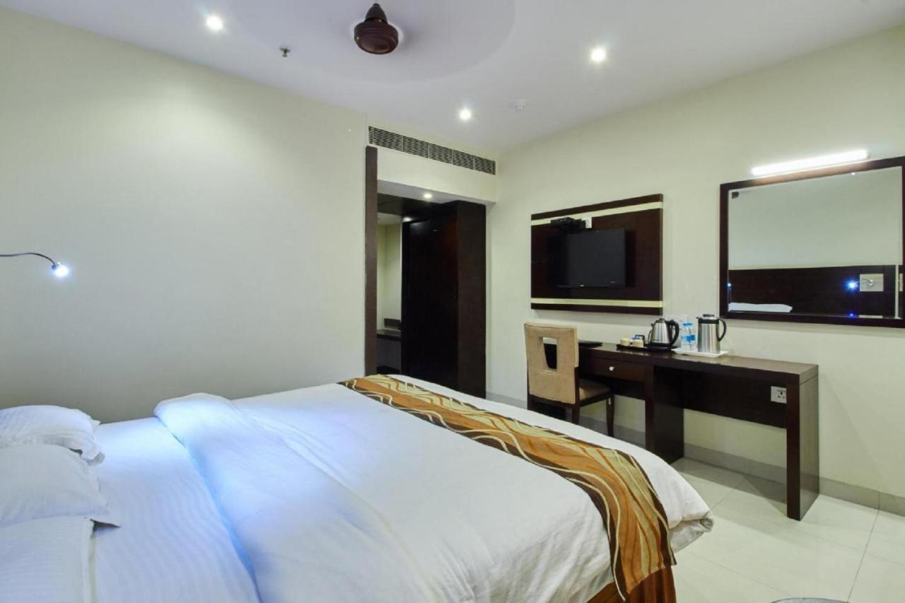 Krishna Residency Hotell Vijayawāda Exteriör bild