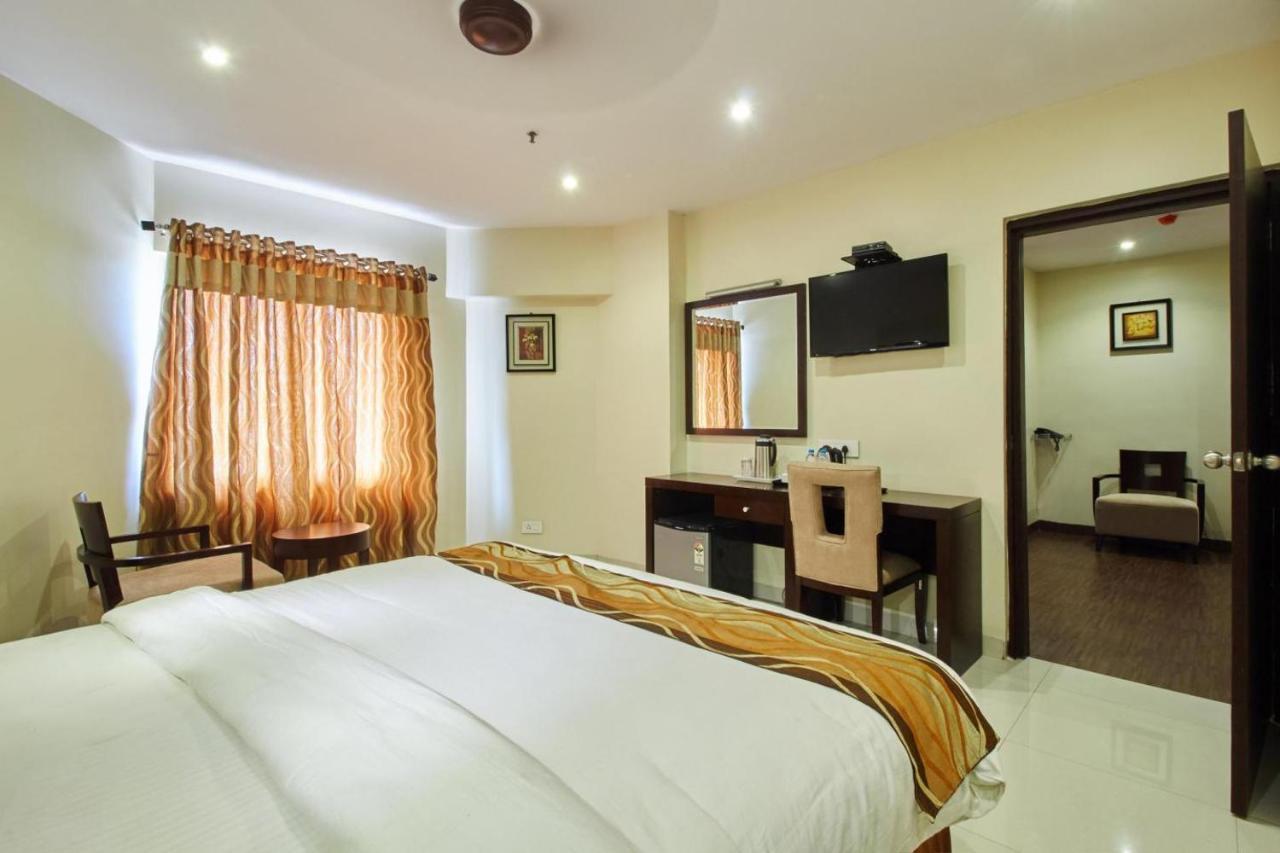 Krishna Residency Hotell Vijayawāda Exteriör bild