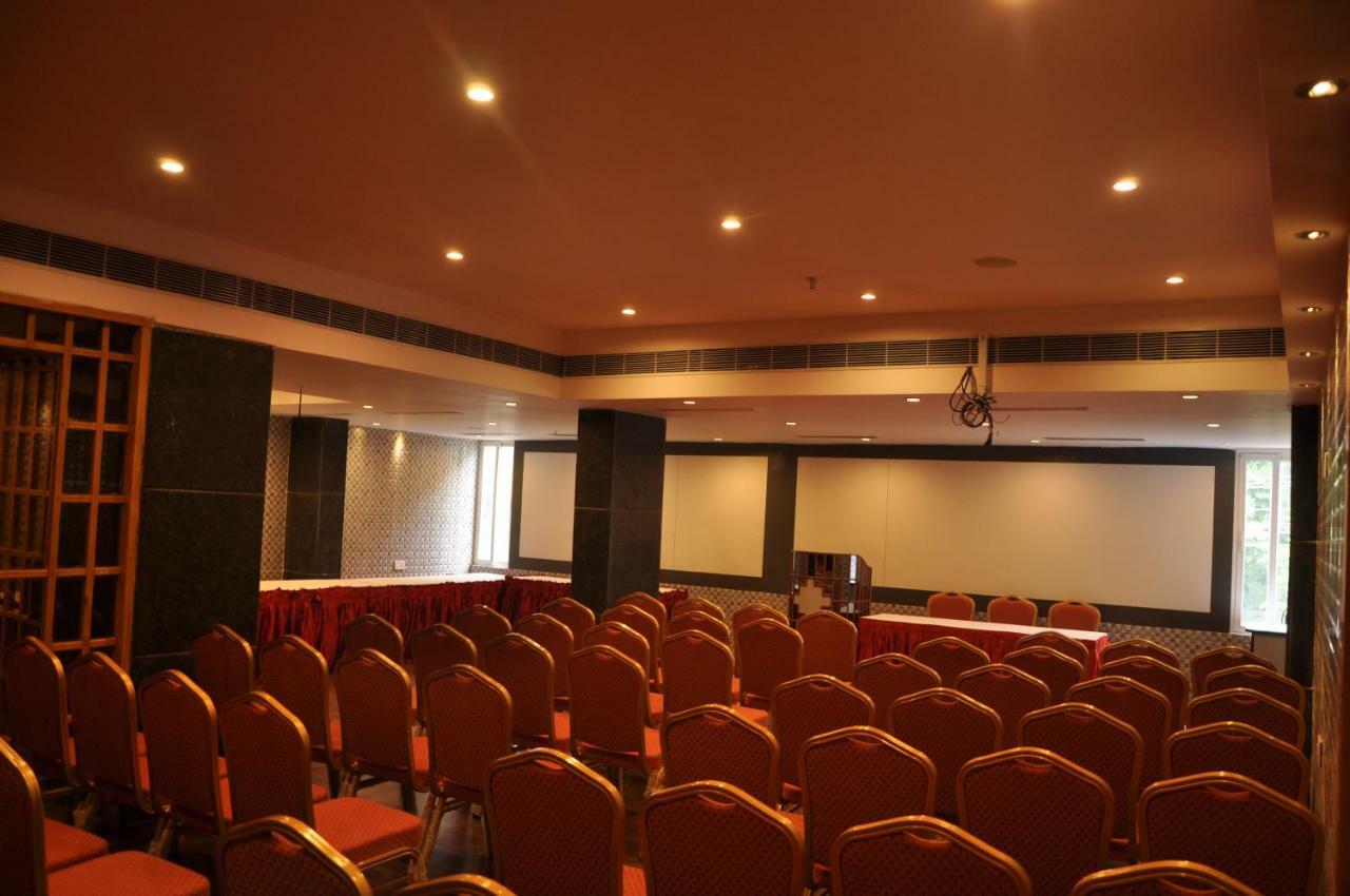 Krishna Residency Hotell Vijayawāda Exteriör bild