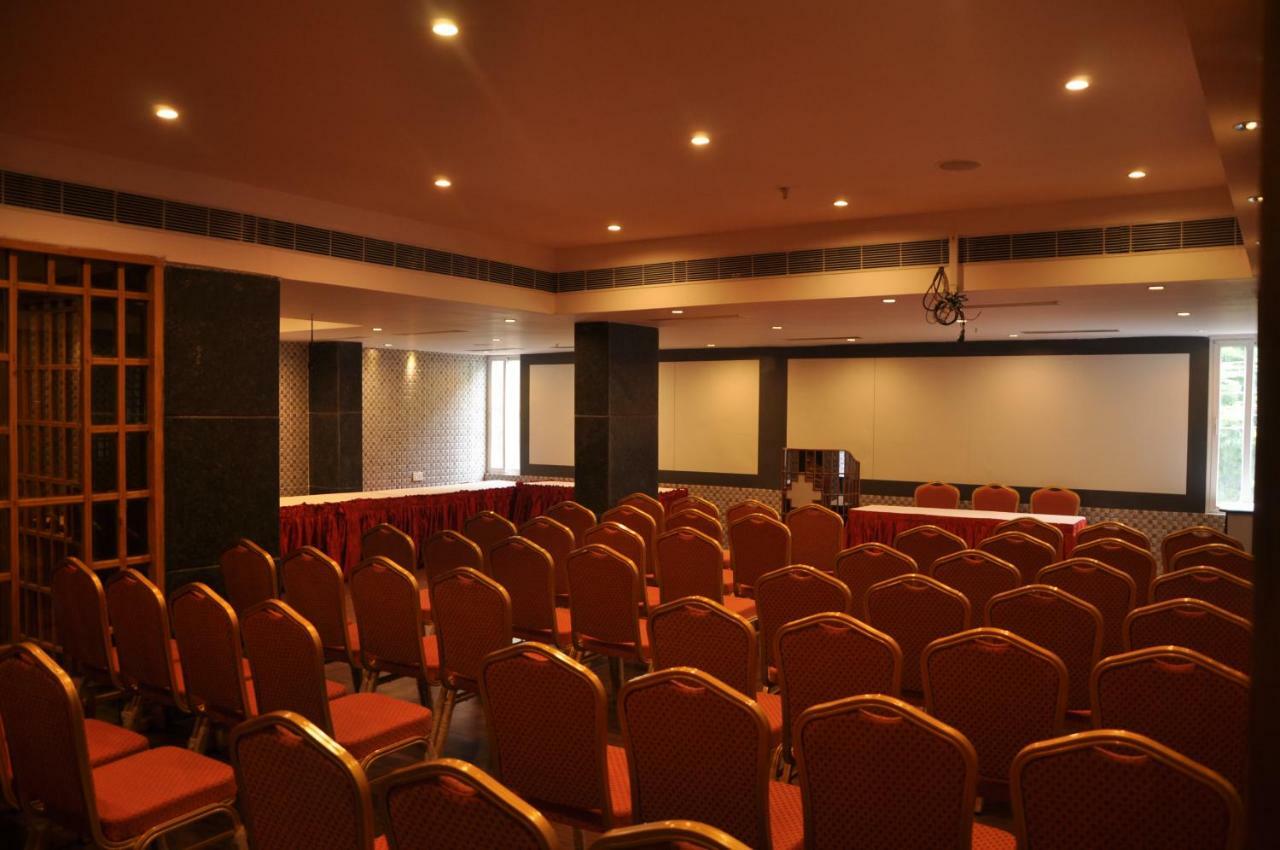 Krishna Residency Hotell Vijayawāda Exteriör bild