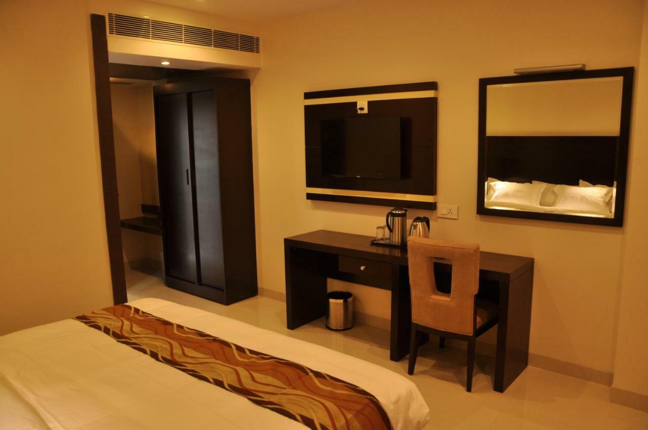 Krishna Residency Hotell Vijayawāda Exteriör bild