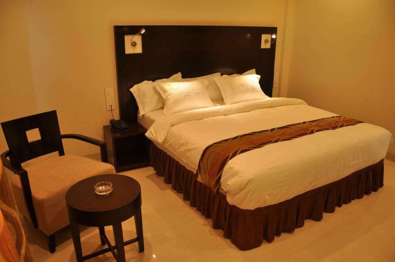 Krishna Residency Hotell Vijayawāda Exteriör bild