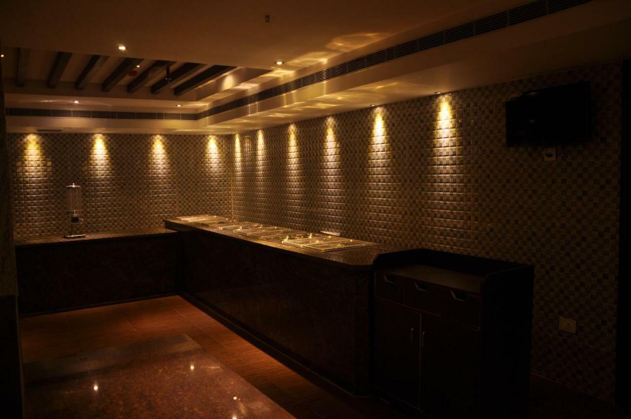 Krishna Residency Hotell Vijayawāda Exteriör bild
